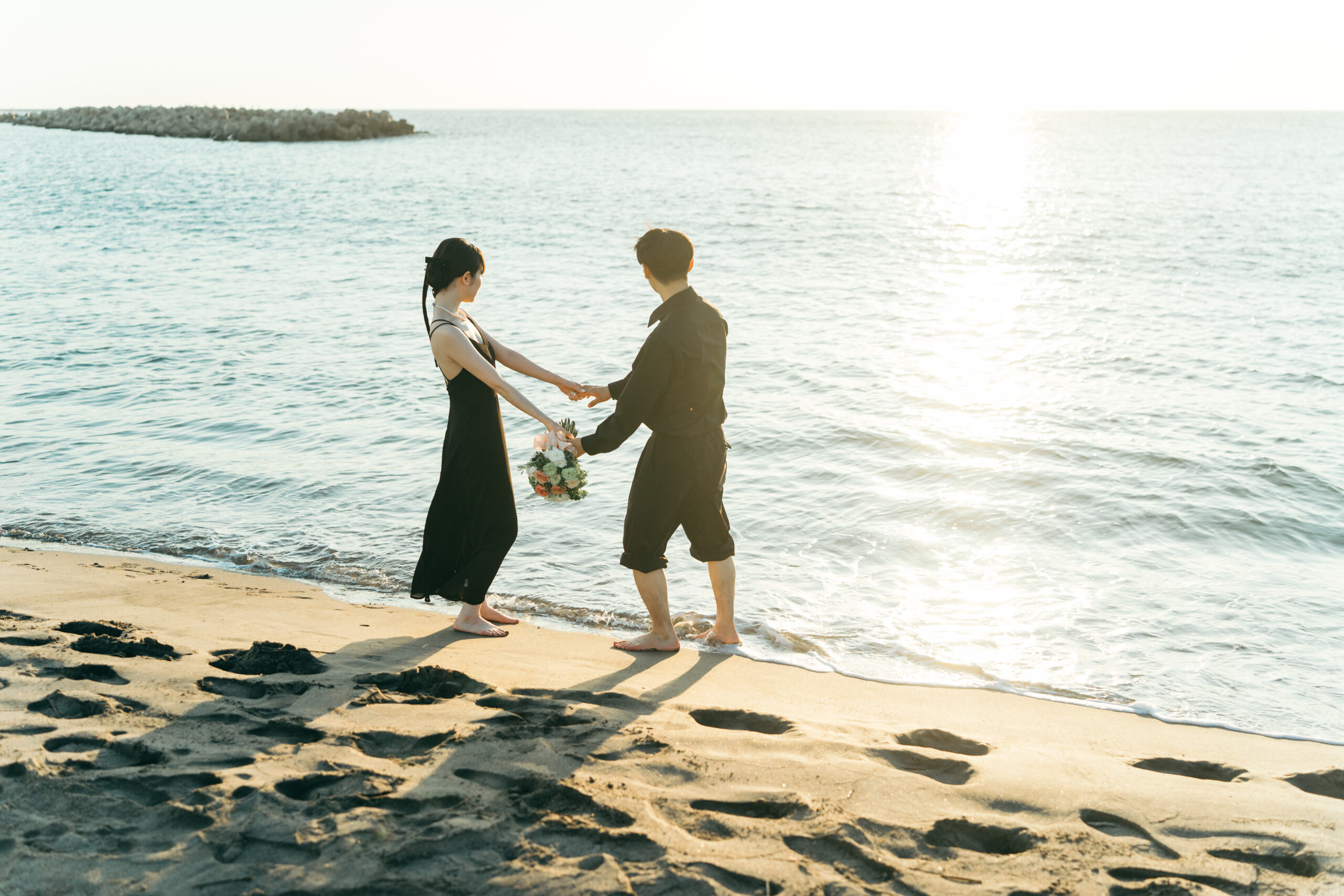 海 夕日 黒ドレス